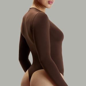 Modelo usando body manga larga cuello alto para mujer color chocolate de Lunia, vista trasera.