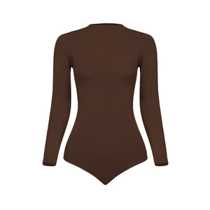 Silueta frontal body manga larga cuello alto para mujer color chocolate de Lunia.