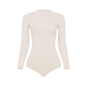 Silueta frontal body manga larga cuello alto para mujer color marfil de Lunia.