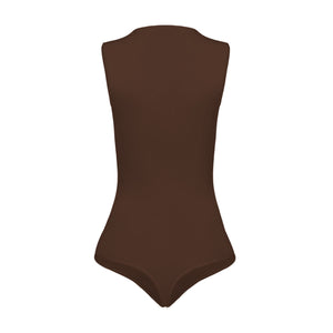 Silueta body sin manga cuello alto para mujer color chocolate de Lunia, vista trasera.