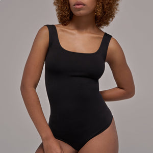 Modelo usando body sin manga cuello redondo para mujer color negro de Lunia, vista frontal.