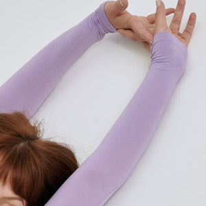 Modelo usando camiseta manga larga cuello alto para mujer color morado de Lunia, detalle mangas