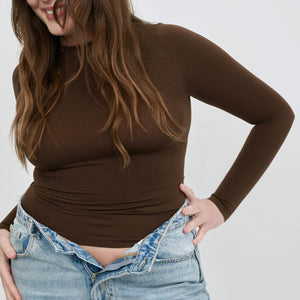 Modelo usando camiseta manga larga cuello alto para mujer color chocolate de Lunia, silueta frontal