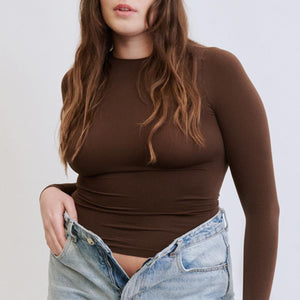Modelo usando camiseta manga larga cuello alto para mujer color chocolate de Lunia, silueta frontal