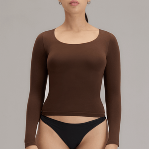 Modelo usando camiseta manga larga cuello redondo para mujer color chocolate de Lunia vista frontal