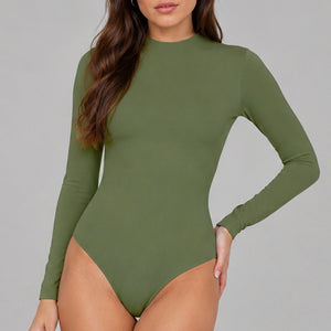 Modelo usando body manga larga cuello alto para mujer color verde equilibrio de Lunia, vista frontal.  