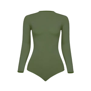 Silueta frontal body manga larga cuello alto para mujer color verde equilibrio de Lunia. 