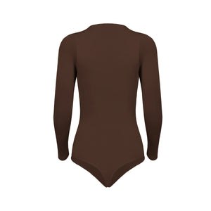 Silueta trasera body manga larga cuello alto para mujer color chocolate de Lunia. 