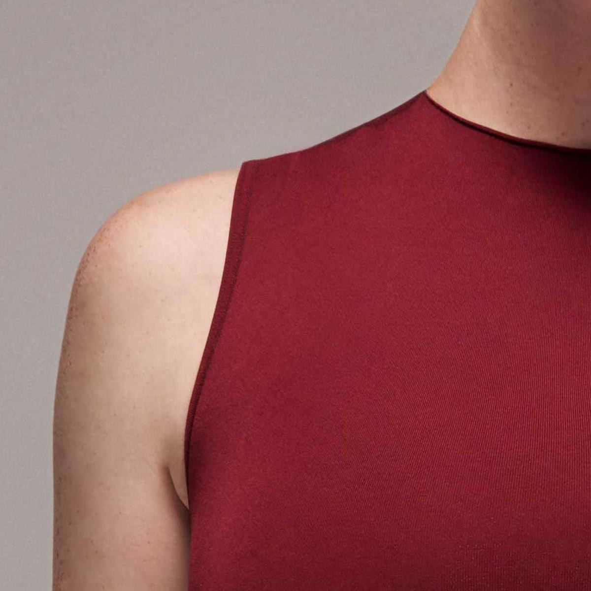 Modelo usando body sin manga cuello alto para mujer color vinotinto de Lunia, vista cuello. 