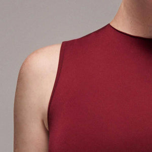 Modelo usando body sin manga cuello alto para mujer color vinotinto de Lunia, vista cuello. 