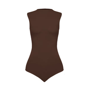 Silueta body sin manga cuello alto para mujer color chocolate de Lunia, vista frontal. 