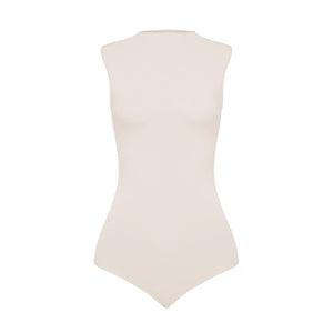Silueta body sin manga cuello alto para mujer color marfil de Lunia, vista frontal. 