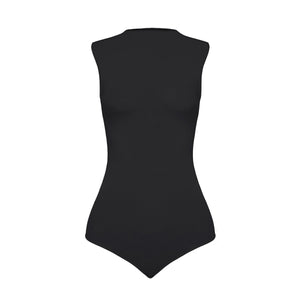 Silueta body sin manga cuello alto para mujer color negro de Lunia, vista frontal. 