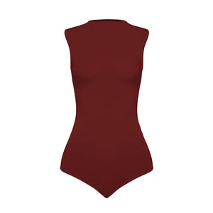 Silueta body sin manga cuello alto para mujer color vinotinto de Lunia, vista frontal. 