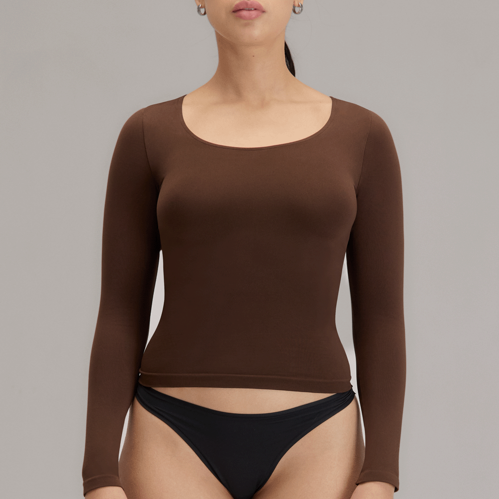 Modelo usando camiseta manga larga cuello redondo para mujer color chocolate de Lunia vista frontal
